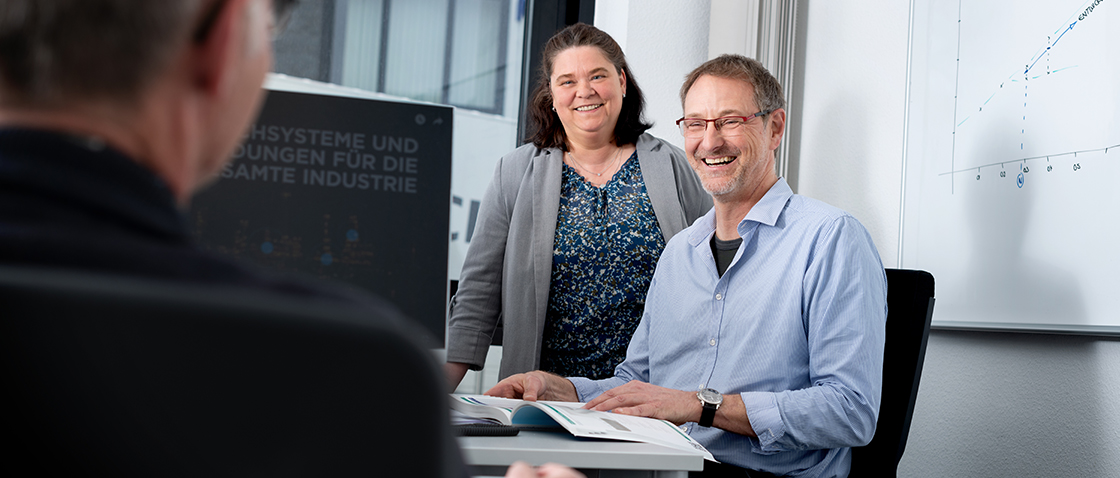 Mood picture: Masterflex employees advising a customer